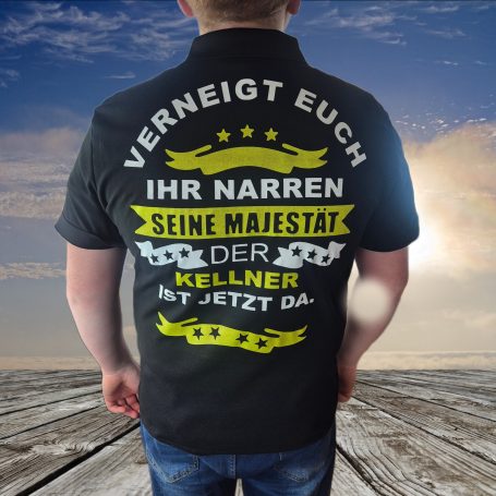 Rückansicht eines schwarzen Shirts mit Text über Narren und Kellner.