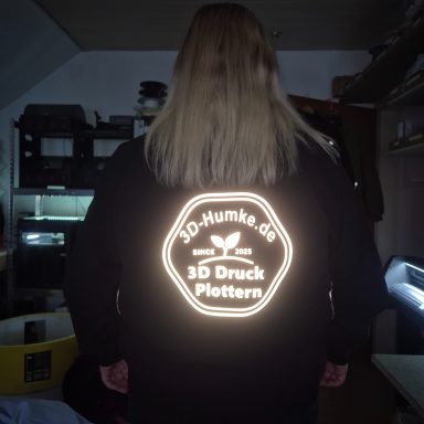Schwarze Jacke mit leuchtendem Logo "30 Drunk Platten" auf dem Rücken.