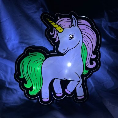 Lila Einhorn mit grünem und pinkem Glitzerhaar auf dunklem Hintergrund.