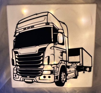 Lkw mit Anhänger, mit leuchtenden Elementen im Hintergrund.