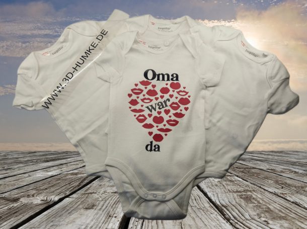 Drei weiße Babybodys mit Herzmotiv aus roten Lippen und Text "Oma war da".