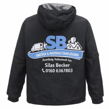 Schwarze Jacke mit Logo und Kontaktdaten von Silas Becker.