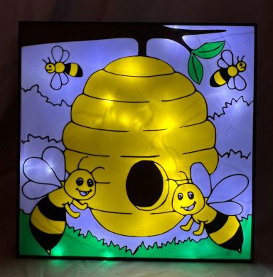 Bienenstock mit lächelnden Bienen und Blumen, beleuchtet und farbenfroh gestaltet.
