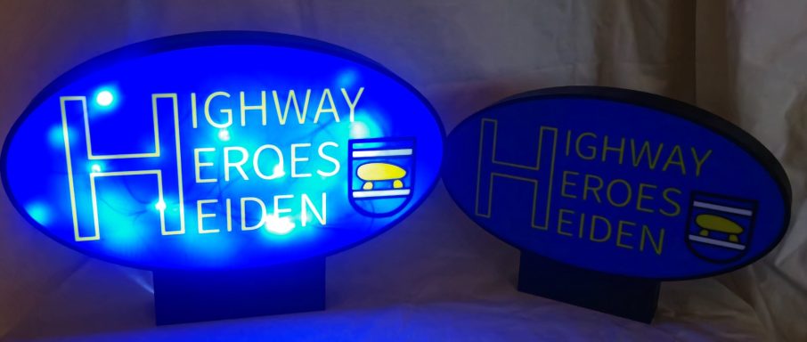 Leuchtendes Schild mit der Aufschrift "Highway Heroes Heiden" in Blau.