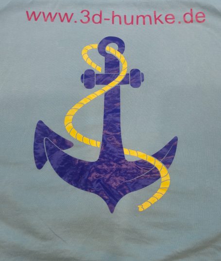 Blauer Anker mit gelbem Seil auf grauem Hintergrund.