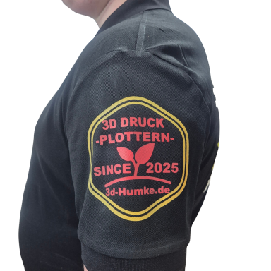 Schwarzes Shirt mit rotem Aufdruck „3D Druck - Plottern - Since 2025“ und Website.