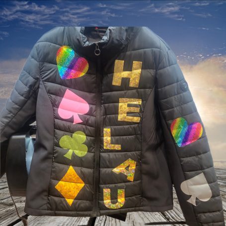 Schwarze Jacke mit bunten Symbolen: Herzen, Spielkarten und dem Text "HELLO".