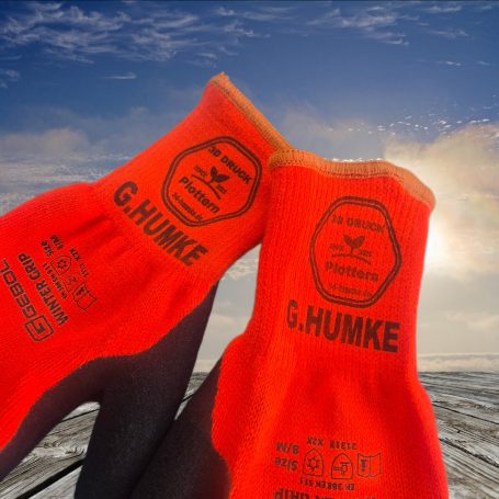 Leuchtend orangefarbene Handschuhe mit schwarzem Aufdruck und Logo.