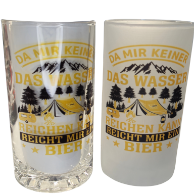 Zwei Gläser mit einem humorvollen Spruch über Bier und Wasser.