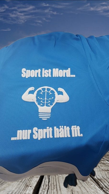 Blaues Shirt mit dem Spruch: "Sport ist Mord... nur der Spirit hält fit."