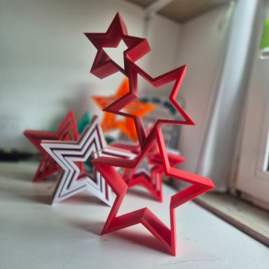 Bunte, dreidimensionale Sterne aus verschiedenen Materialien in einer kreativen Anordnung.