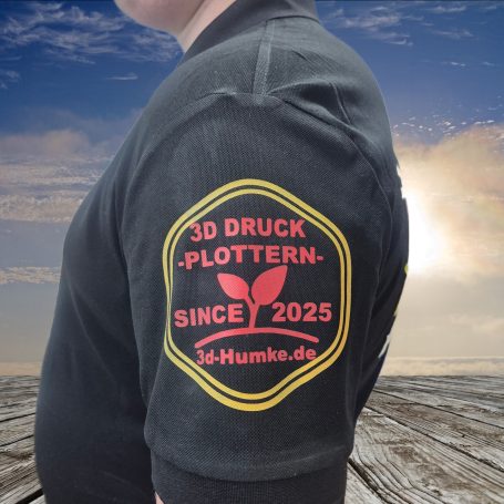 Schwarzes Shirt mit rot-gelbem Aufdruck: "3D Druck - Plottern - Since 2025".